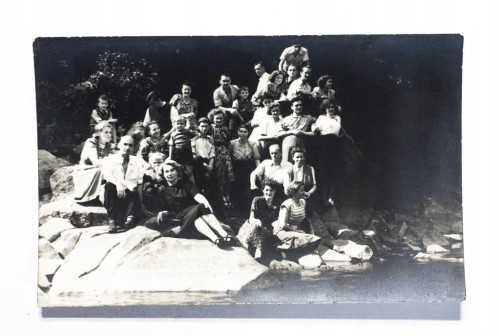 STARA FOTOGRAFIA - ZDJĘCIE RODZINNE NAD RZEKĄ II RP