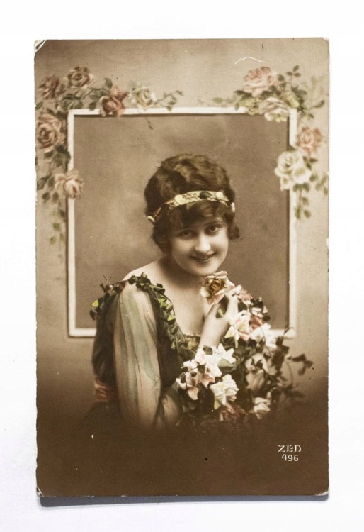 STARA POCZTÓWKA - KOBIETA Z KAWIATAMI 1918