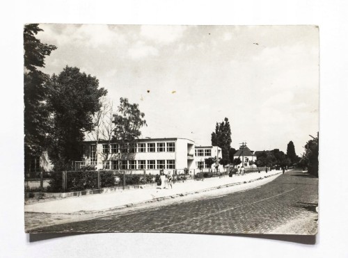 DZIWNÓW - SZKOŁA IM. BOHATERÓW 5 KOŁOBRZESKIEGO PUŁKU PIECHOTY l. 60