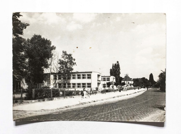 DZIWNÓW - SZKOŁA IM. BOHATERÓW 5 KOŁOBRZESKIEGO PUŁKU PIECHOTY l. 60