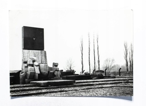 OŚWIĘCIM, BRZEZINKA - POMNIK OFIAR FASZYZMU NA TERENIE OBOZU 1972