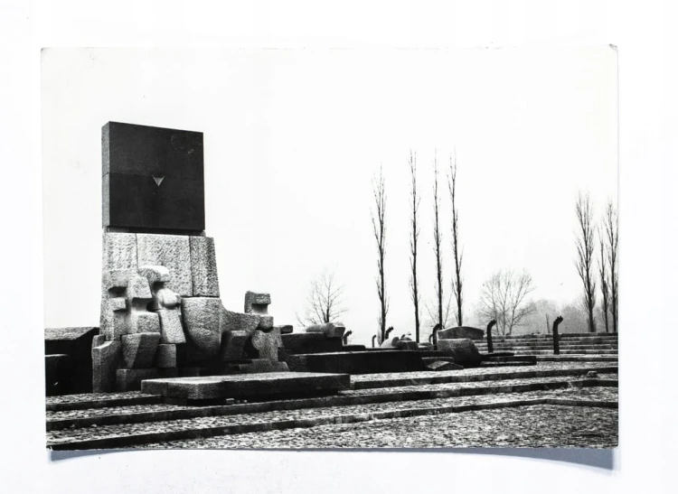 OŚWIĘCIM, BRZEZINKA - POMNIK OFIAR FASZYZMU NA TERENIE OBOZU 1972