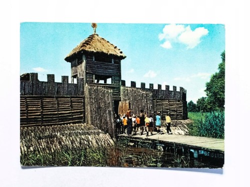 BISKUPIN - FRAGMENT MURU OBRONNEGO Z BRAMĄ l. 70