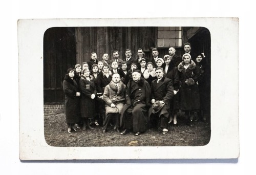 STARA FOTOGRAFIA - GRUPA MŁODYCH LUDZI, KSIĄDZ