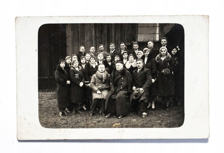 STARA FOTOGRAFIA - GRUPA MŁODYCH LUDZI, KSIĄDZ