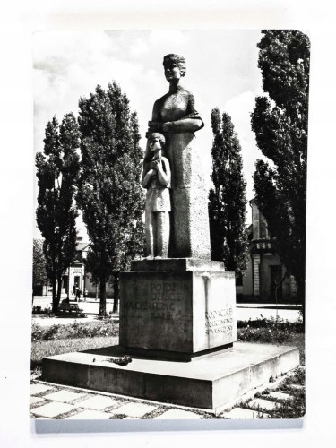 SUWAŁKI - POMNIK MARII KONOPNICKIEJ l. 70