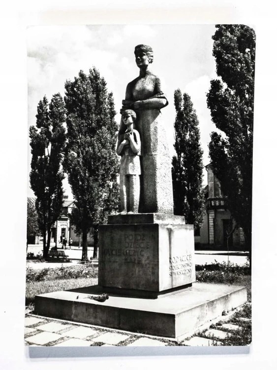 SUWAŁKI - POMNIK MARII KONOPNICKIEJ l. 70