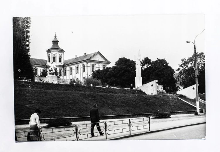 STARA FOTOGRAFIA - UKRAINA, KRZEMIENIEC, DAWNE LICEUM 1965