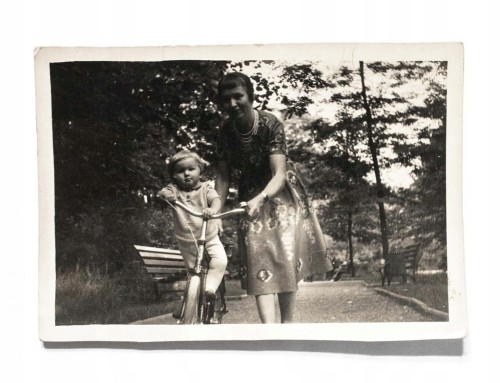 STARA FOTOGRAFIA - MAMA Z SYNKIEM NA ROWERZE