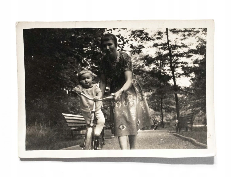 STARA FOTOGRAFIA - MAMA Z SYNKIEM NA ROWERZE