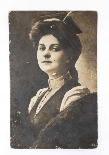 STARA FOTOGRAFIA - KOBIETA W SUKNI, pocz. XX w.