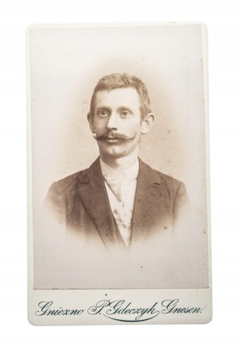 STARA FOTOGRAFIA - MĘŻCZYZNA Z WĄSEM W GARNITURZE, ATELIER GNIEZNO 1901