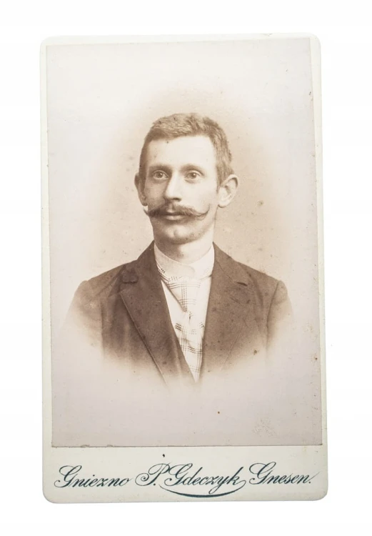 STARA FOTOGRAFIA - MĘŻCZYZNA Z WĄSEM W GARNITURZE, ATELIER GNIEZNO 1901