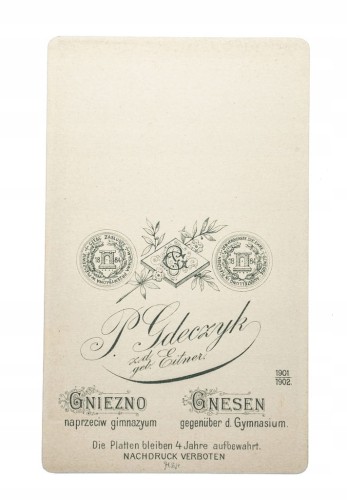 STARA FOTOGRAFIA - MĘŻCZYZNA Z WĄSEM W GARNITURZE, ATELIER GNIEZNO 1901