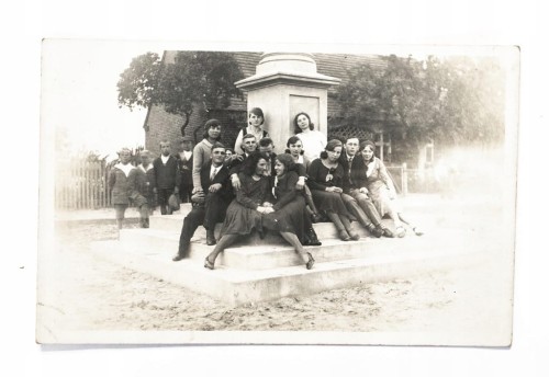 STARA FOTOGRAFIA - MŁODZIEŻ NA RYNKU, WIELKOPOLSKA 1931