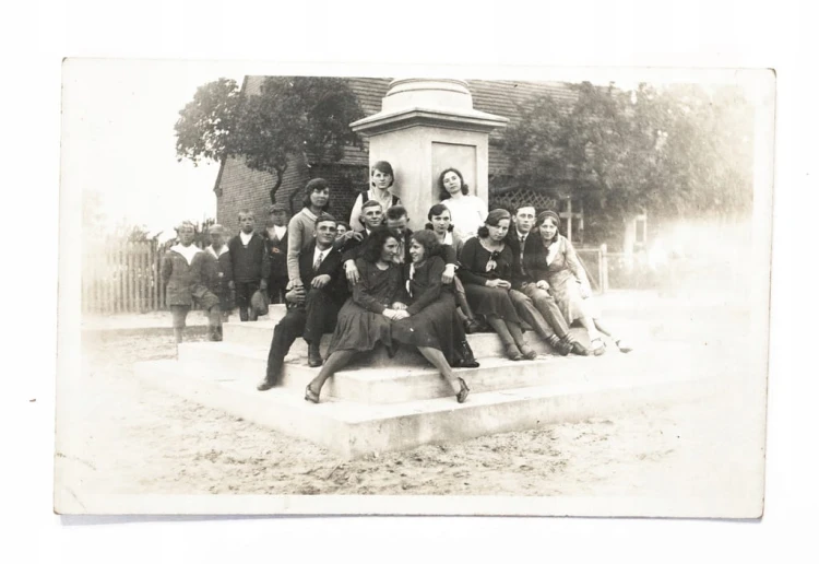 STARA FOTOGRAFIA - MŁODZIEŻ NA RYNKU, WIELKOPOLSKA 1931