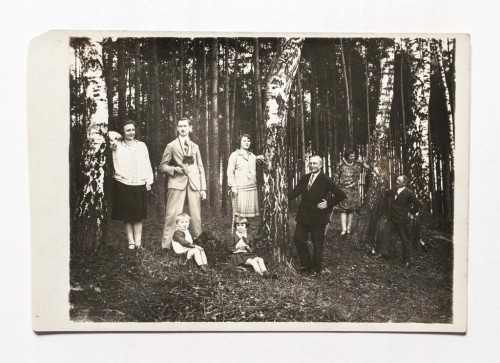 STARA FOTOGRAFIA - RODZINA NA WYCIECZCE W LESIE