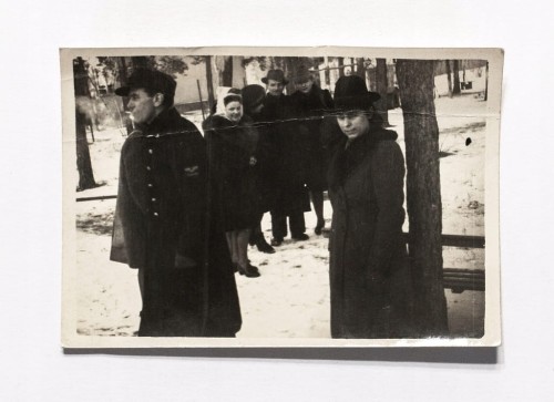 STARA FOTOGRAFIA - MĘŻCZYZNA W PŁSZCZU KOLEJOWYM ?, GRONO PRZYJACIÓŁ 1944