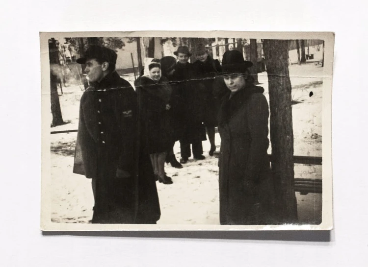 STARA FOTOGRAFIA - MĘŻCZYZNA W PŁSZCZU KOLEJOWYM ?, GRONO PRZYJACIÓŁ 1944