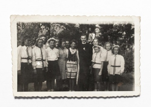 STARA FOTOGRAFIA - DZIEWCZYNKI Z WIANKAMI NA GŁOWIE OBOK KSIĘDZA