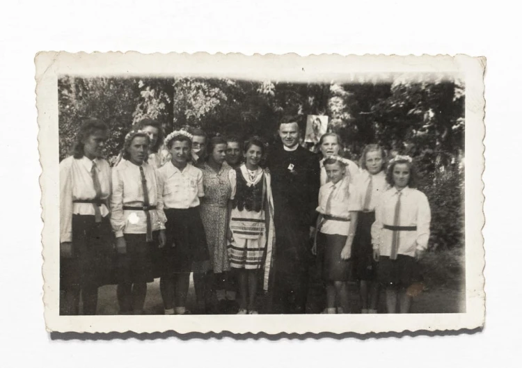 STARA FOTOGRAFIA - DZIEWCZYNKI Z WIANKAMI NA GŁOWIE OBOK KSIĘDZA