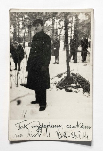 STARA FOTOGRAFIA - MĘŻCZYZNA W PŁSZCZU KOLEJOWYM ?, GRONO PRZYJACIÓŁ 1944