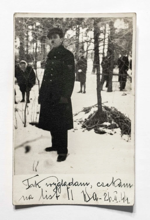 STARA FOTOGRAFIA - MĘŻCZYZNA W PŁSZCZU KOLEJOWYM ?, GRONO PRZYJACIÓŁ 1944