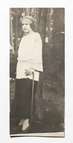 STARA FOTOGRAFIA - KOBIETA W LESIE 1924