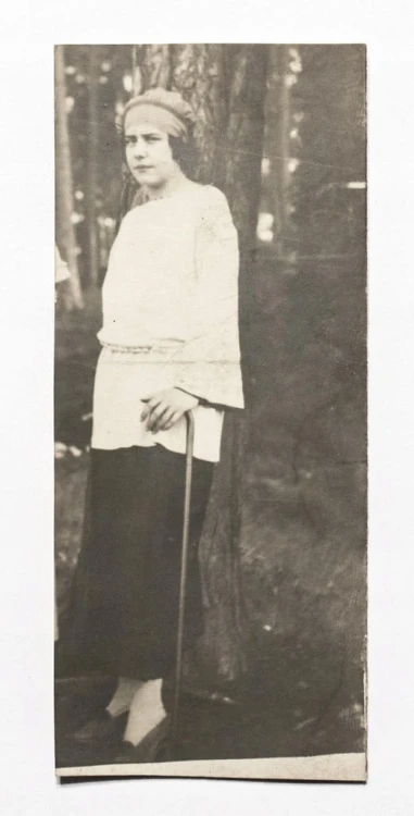 STARA FOTOGRAFIA - KOBIETA W LESIE 1924