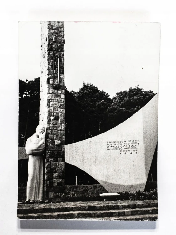 SIEKIERKI - POMNIK POLEGŁYCH ŻOŁNIERZY NAD ODRĄ 1969