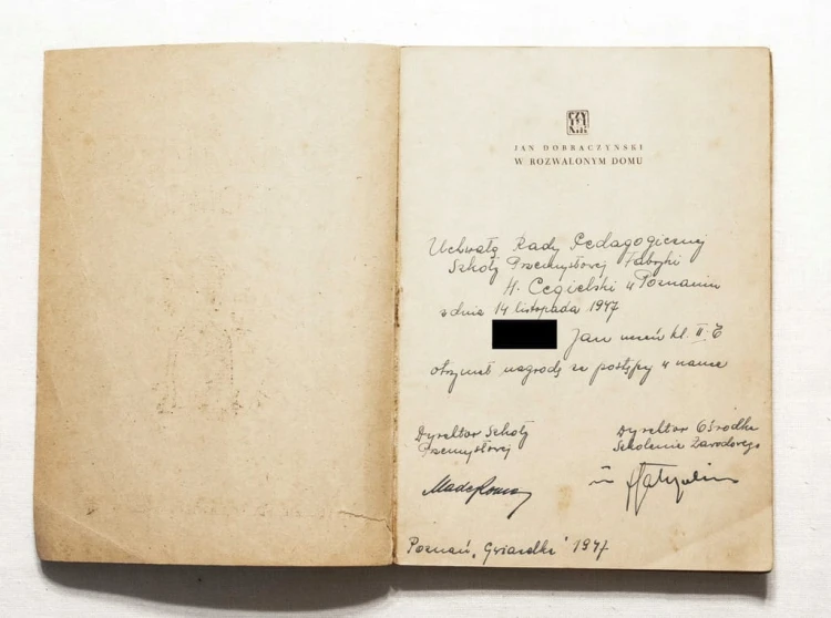 STARA SKIĄŻKA W ROZWALONYM DOMU 1946
