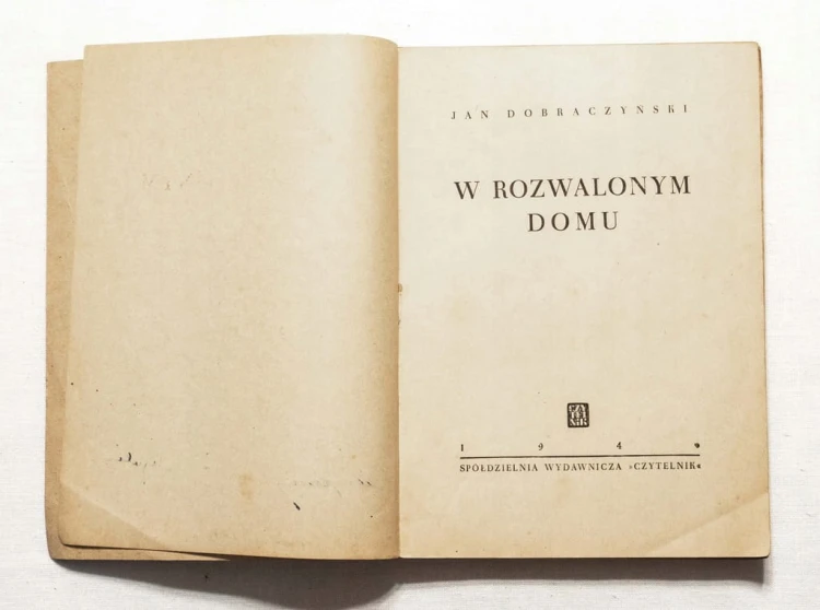 STARA SKIĄŻKA W ROZWALONYM DOMU 1946