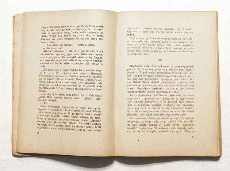 STARA SKIĄŻKA W ROZWALONYM DOMU 1946