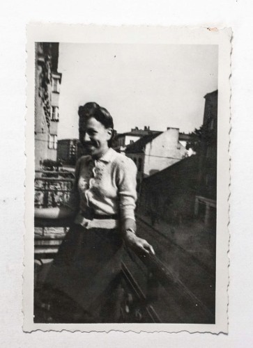 STARA FOTOGRAFIA - KOBIETA NA BALKONIE, KRAKÓW 1942
