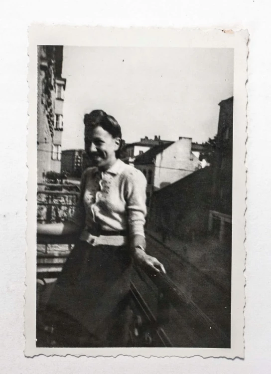 STARA FOTOGRAFIA - KOBIETA NA BALKONIE, KRAKÓW 1942