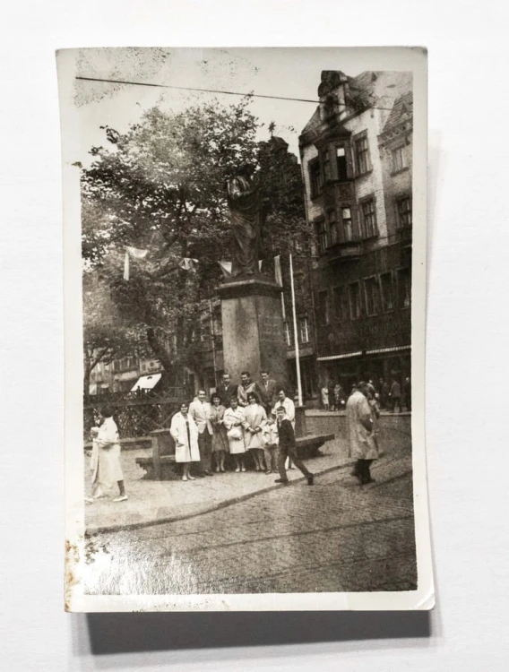 STARA FOTOGRAFIA - ZDJĘCIE POD POMNIKIEM MIKOŁAJA KOPERNIKA, TORUŃ