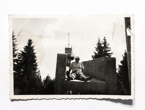 STARA FOTOGRAFIA - MĘŻCZYZNA NA BUDYNKU WOJSKOWYM 1956