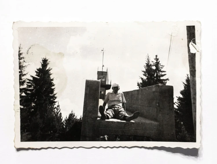 STARA FOTOGRAFIA - MĘŻCZYZNA NA BUDYNKU WOJSKOWYM 1956
