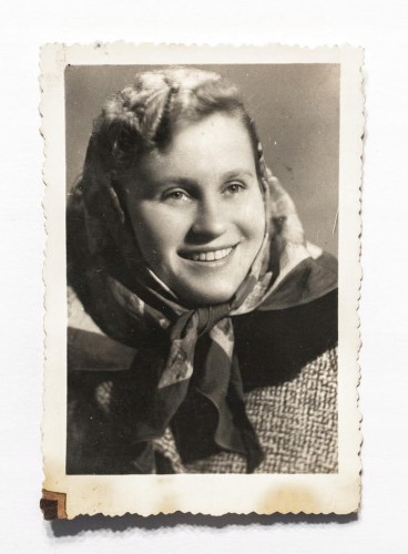 STARA FOTOGRAFIA - MŁODA KOBIETA W CHUŚCIE, BOROWO 1952