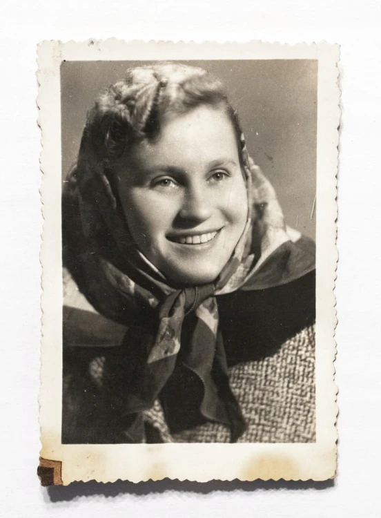STARA FOTOGRAFIA - MŁODA KOBIETA W CHUŚCIE, BOROWO 1952