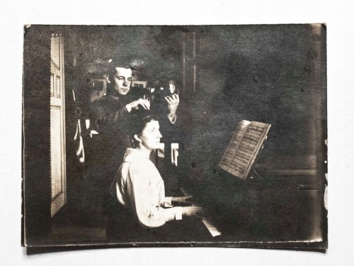STARA FOTOGRAFIA - KOBIETA I MĘŻCZYZNA Z INSTRUMENTAMI, l. 10/20