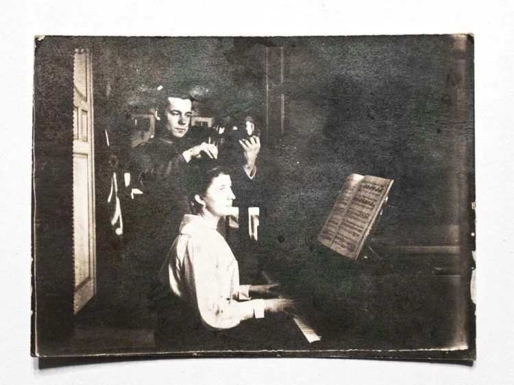 STARA FOTOGRAFIA - KOBIETA I MĘŻCZYZNA Z INSTRUMENTAMI, l. 10/20
