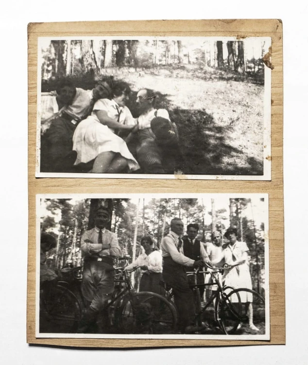 STARA FOTOGRAFIA - PRZYJACIELE NA ROWERACH W LESIE 1926