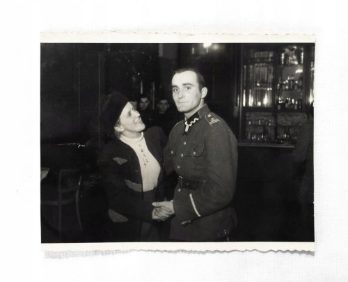 STARA FOTOGRAFIA - MĘŻCZYZNA W MUNDURZE Z KOBIETĄ l. 40
