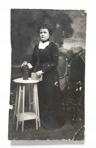 STARA FOTOGRAFIA - KOBIETA W SUKNI, II RP