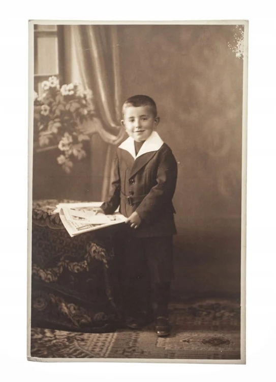 STARA FOTOGRAFIA - MŁODY CHŁOPIEC W GARNITURZE ok. 1910/1920