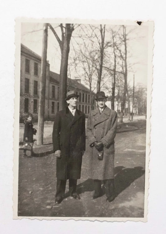 STARA FOTOGRAFIA - MĘŻCZYŹNI W PŁASZCZACH, KRAKÓW l. 30/40