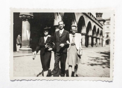 STARA FOTOGRAFIA - PRZYJACIELE PRZY SUKIENNICACH, KRAKÓW 1942