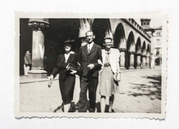 STARA FOTOGRAFIA - PRZYJACIELE PRZY SUKIENNICACH, KRAKÓW 1942