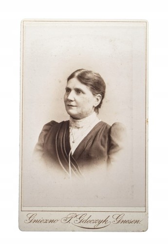 STARA FOTOGRAFIA - KOBIETA W SUKNI, ATELIER GNIEZNO 1900